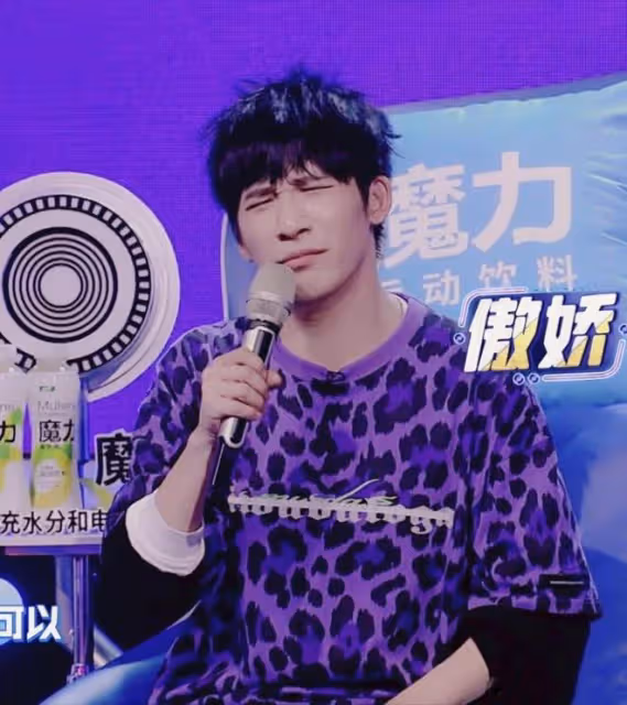 過年去女友家就該穿得像樣些!衛衣疊穿法,休閒運動風太像富二代