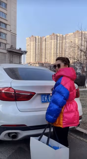 鄉愛「長貴」小19歲嬌妻太時髦,穿奢侈品,坐豪車裡沖鏡頭嘚瑟