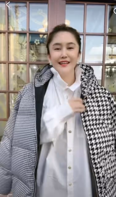 鄉愛「長貴」小19歲嬌妻太時髦,穿奢侈品,坐豪車裡沖鏡頭嘚瑟