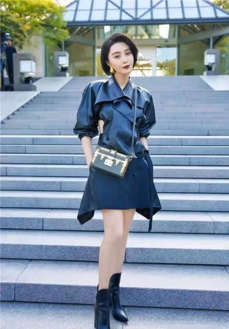 范冰冰不怕冷!短褲配長靴機場打招呼,抬手亮出「雙頭鑽」太閃眼