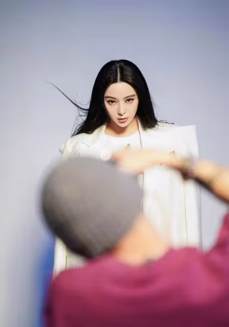 范冰冰不怕冷!短褲配長靴機場打招呼,抬手亮出「雙頭鑽」太閃眼