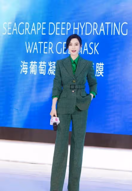 范冰冰不怕冷!短褲配長靴機場打招呼,抬手亮出「雙頭鑽」太閃眼
