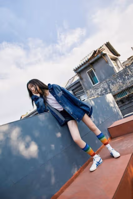 王菲17歲女兒秀身材!穿哈倫褲配修身衣,上緊下寬的穿法太成熟