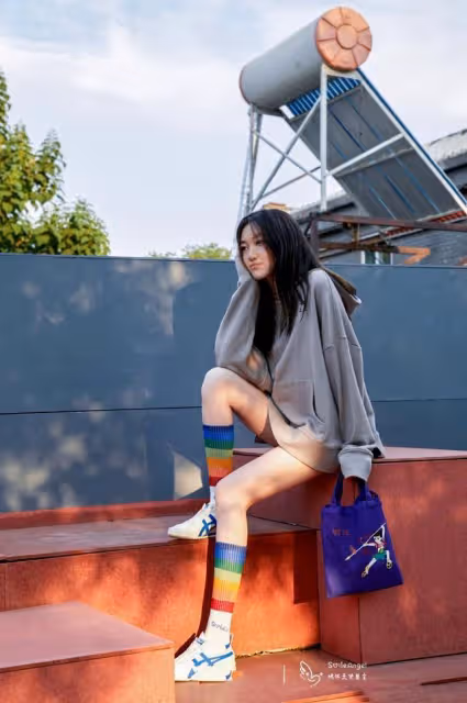 王菲17歲女兒秀身材!穿哈倫褲配修身衣,上緊下寬的穿法太成熟