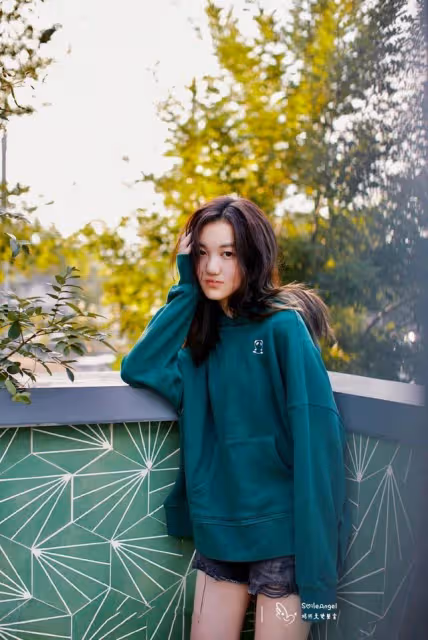 王菲17歲女兒秀身材!穿哈倫褲配修身衣,上緊下寬的穿法太成熟