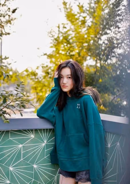 星二代合體!汪峰閨女小蘋果穿衣時髦,李嫣用頭髮遮臉像王菲