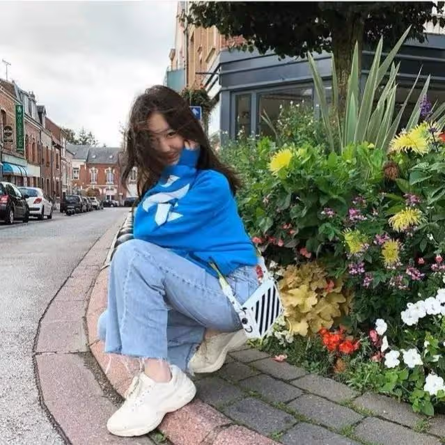 星二代合體!汪峰閨女小蘋果穿衣時髦,李嫣用頭髮遮臉像王菲