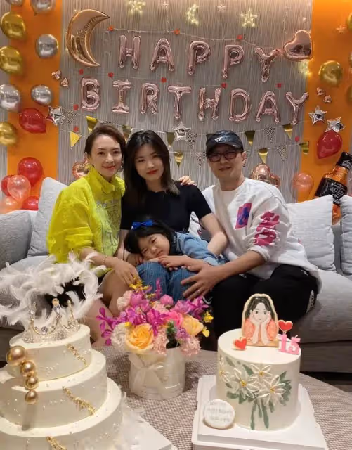 星二代合體!汪峰閨女小蘋果穿衣時髦,李嫣用頭髮遮臉像王菲
