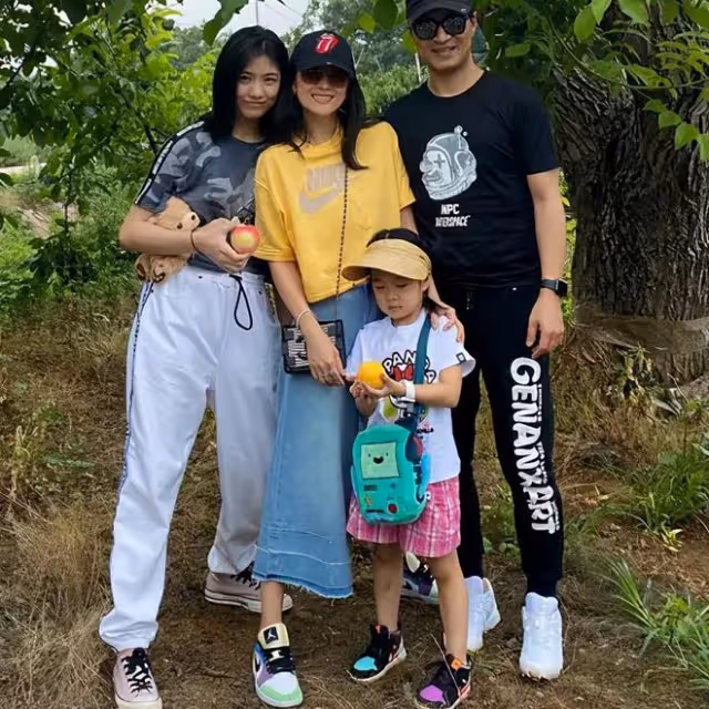 星二代合體!汪峰閨女小蘋果穿衣時髦,李嫣用頭髮遮臉像王菲
