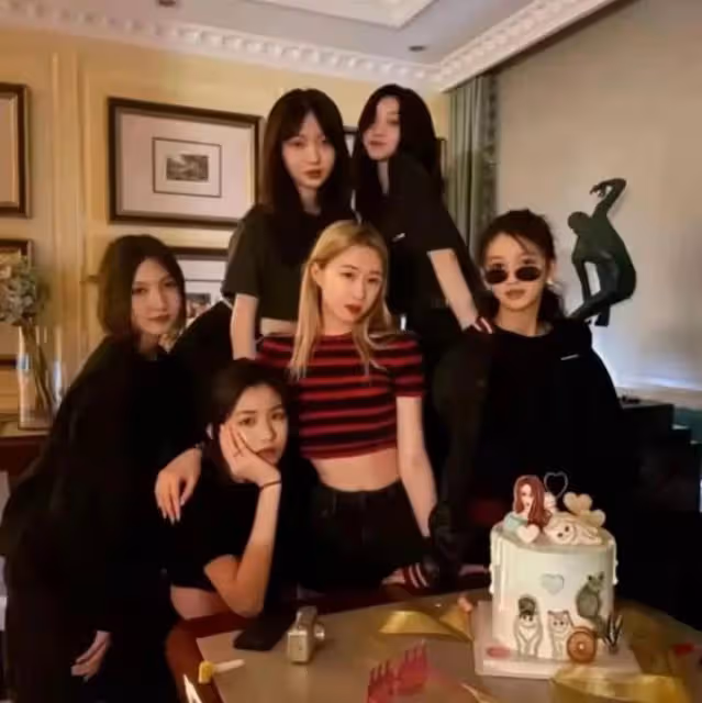 星二代合體!汪峰閨女小蘋果穿衣時髦,李嫣用頭髮遮臉像王菲