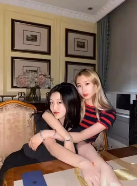 星二代合體!汪峰閨女小蘋果穿衣時髦,李嫣用頭髮遮臉像王菲