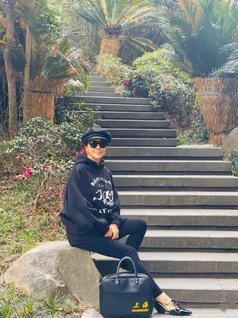 劉嘉玲偶遇鍾鎮濤!瀟灑哥穿衣時髦穩重,老婆雖不漂亮卻有情有義