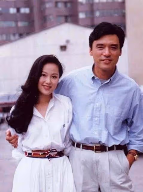 劉嘉玲偶遇鍾鎮濤!瀟灑哥穿衣時髦穩重,老婆雖不漂亮卻有情有義