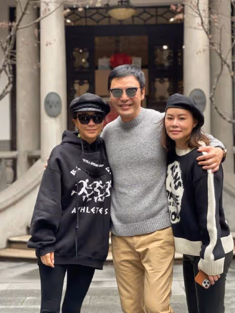 劉嘉玲偶遇鍾鎮濤!瀟灑哥穿衣時髦穩重,老婆雖不漂亮卻有情有義