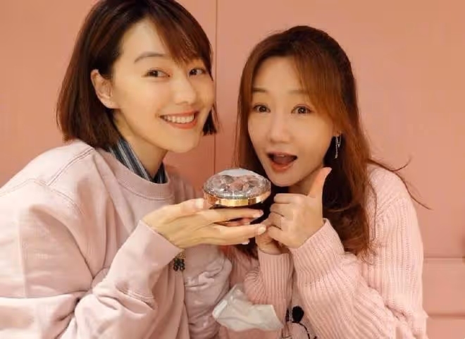 45歲薛佳凝曬王冠合照！手背白到反光，兩人差5歲穿搭都太減齡