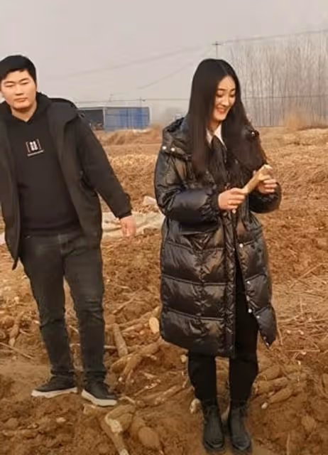 大衣哥親家母太時髦!穿白棉服齊劉海皮膚真白,跟陳亞男似姐妹