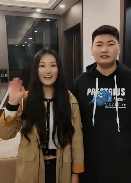 大衣哥親家母太時髦!穿白棉服齊劉海皮膚真白,跟陳亞男似姐妹