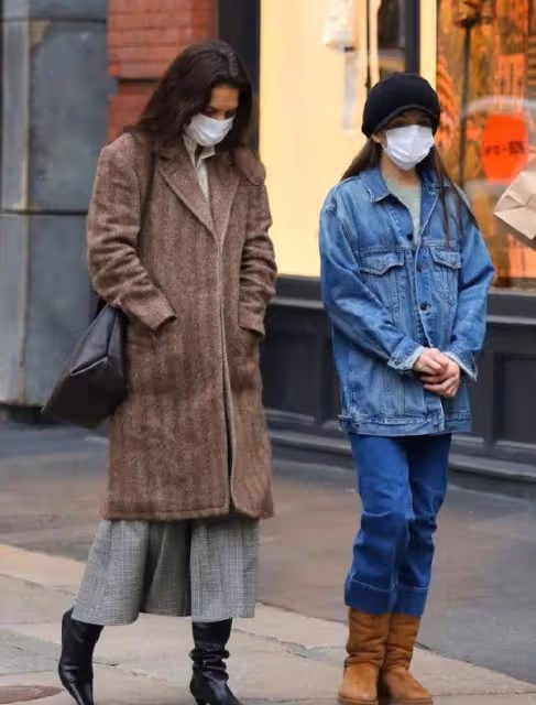 17歲蘇瑞陪媽媽逛街!穿牛仔褲,褲腿濕半截,一件小藍襖反覆穿