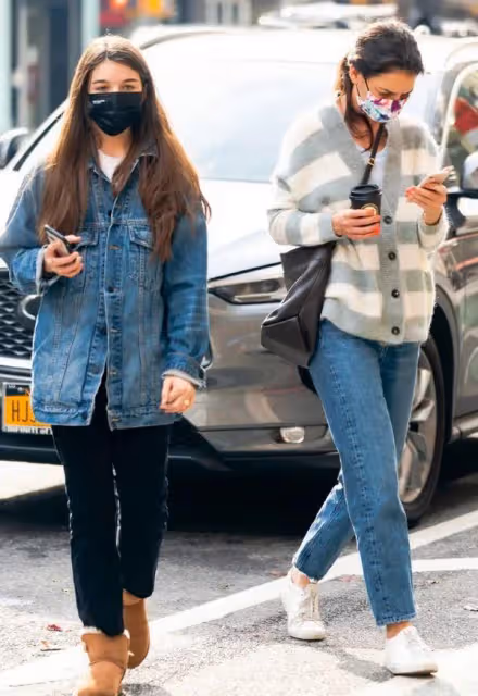 17歲蘇瑞陪媽媽逛街!穿牛仔褲,褲腿濕半截,一件小藍襖反覆穿