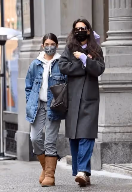 17歲蘇瑞陪媽媽逛街!穿牛仔褲,褲腿濕半截,一件小藍襖反覆穿