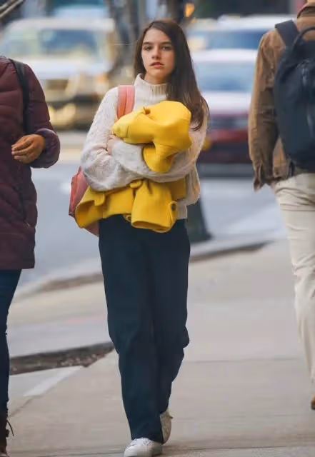 17歲蘇瑞陪媽媽逛街!穿牛仔褲,褲腿濕半截,一件小藍襖反覆穿