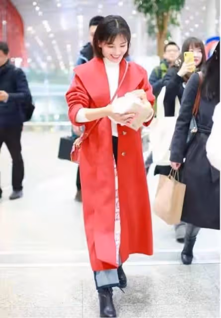 劉濤趕在正月前給老公剃頭!穿白T真時髦,王珂穿秋衣大腦門鋥亮