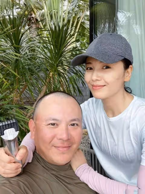 劉濤趕在正月前給老公剃頭!穿白T真時髦,王珂穿秋衣大腦門鋥亮