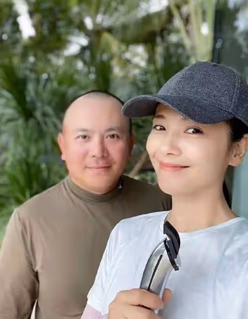 劉濤趕在正月前給老公剃頭!穿白T真時髦,王珂穿秋衣大腦門鋥亮