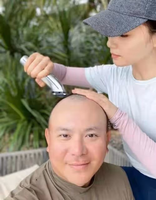 劉濤趕在正月前給老公剃頭!穿白T真時髦,王珂穿秋衣大腦門鋥亮