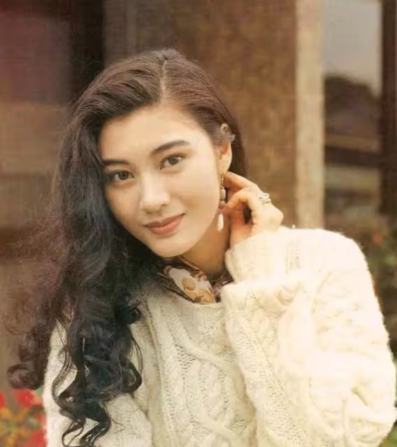 50+李嘉欣新年秀恩愛!穿復古針織衫太優雅,扒老公肩膀扮溫柔
