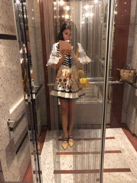 50+李嘉欣新年秀恩愛!穿復古針織衫太優雅,扒老公肩膀扮溫柔
