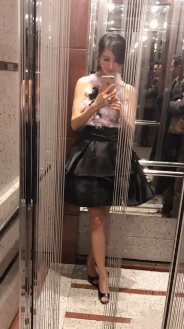 50+李嘉欣新年秀恩愛!穿復古針織衫太優雅,扒老公肩膀扮溫柔