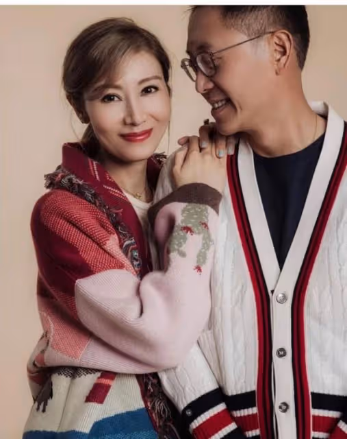50+李嘉欣新年秀恩愛!穿復古針織衫太優雅,扒老公肩膀扮溫柔