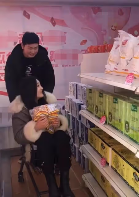 大衣哥兒媳過年吃席!穿棉服白到發光,面對一桌硬菜她端坐像名媛