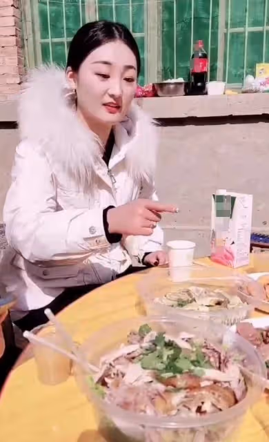 大衣哥兒媳過年吃席!穿棉服白到發光,面對一桌硬菜她端坐像名媛