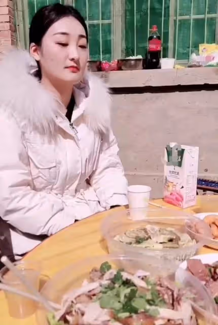 大衣哥兒媳過年吃席!穿棉服白到發光,面對一桌硬菜她端坐像名媛
