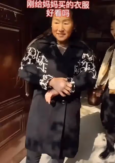 大衣哥兒媳過年吃席!穿棉服白到發光,面對一桌硬菜她端坐像名媛