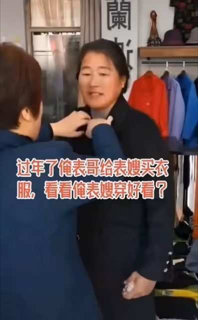 大衣哥兒媳過年吃席!穿棉服白到發光,面對一桌硬菜她端坐像名媛