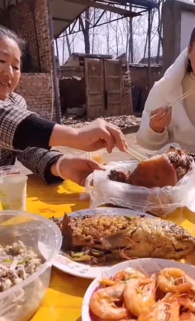 大衣哥兒媳過年吃席!穿棉服白到發光,面對一桌硬菜她端坐像名媛
