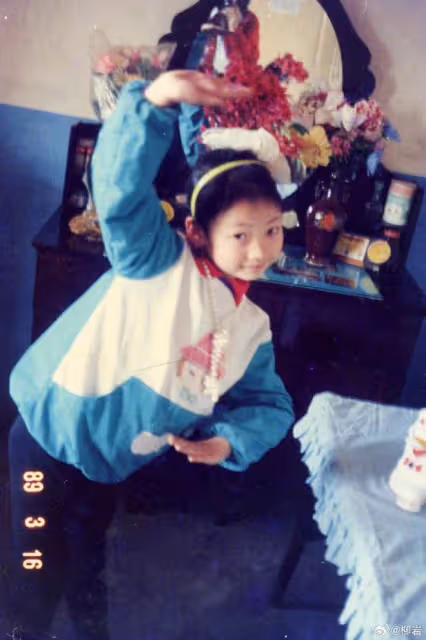 43歲柳岩首度公開童年舊照,少女時期清純靚麗,從小就是美人胚子