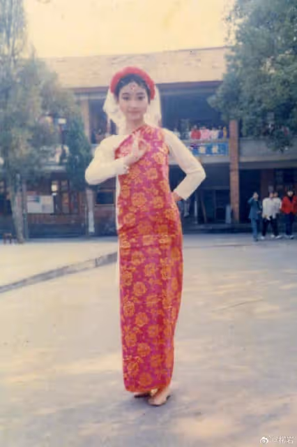 43歲柳岩首度公開童年舊照,少女時期清純靚麗,從小就是美人胚子