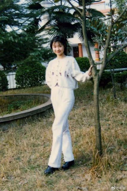 43歲柳岩首度公開童年舊照,少女時期清純靚麗,從小就是美人胚子