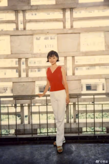 43歲柳岩首度公開童年舊照,少女時期清純靚麗,從小就是美人胚子