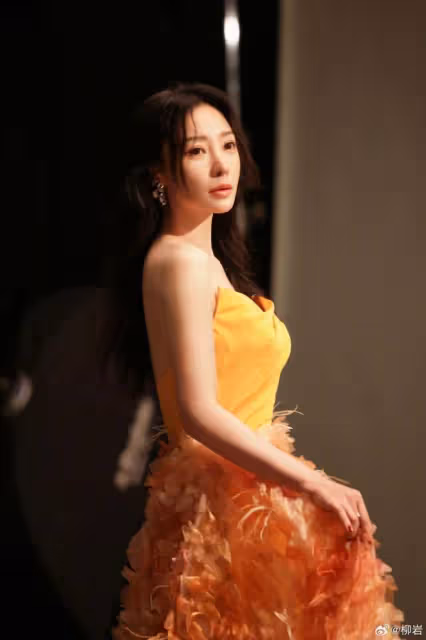 43歲柳岩首度公開童年舊照,少女時期清純靚麗,從小就是美人胚子