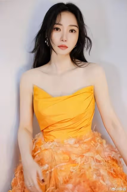 43歲柳岩首度公開童年舊照,少女時期清純靚麗,從小就是美人胚子