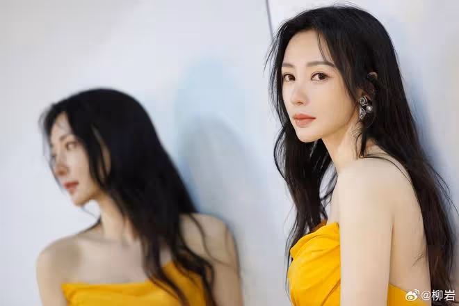 43歲柳岩首度公開童年舊照,少女時期清純靚麗,從小就是美人胚子