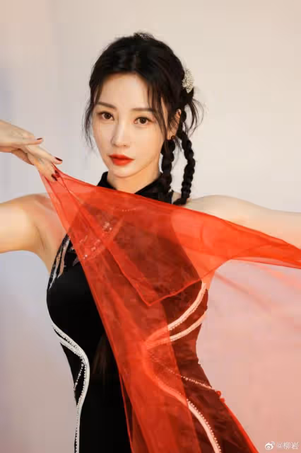 43歲柳岩首度公開童年舊照,少女時期清純靚麗,從小就是美人胚子