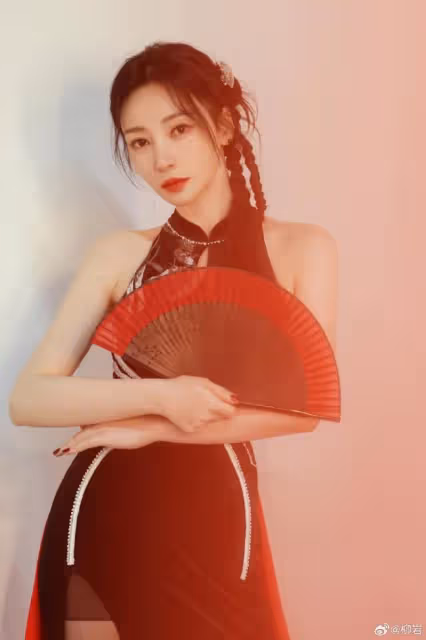 43歲柳岩首度公開童年舊照,少女時期清純靚麗,從小就是美人胚子