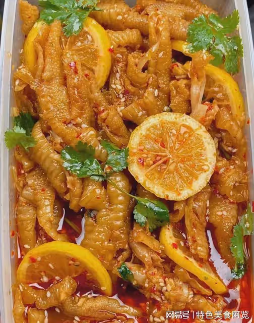 天熱了,誰能拒絕一份酸辣開胃的檸檬無骨鳳爪呢?
