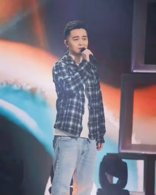 TVB選秀亞軍處男下海拍廣告獲靚太太探班,紅館唱歌開口搶拍直言好失禮